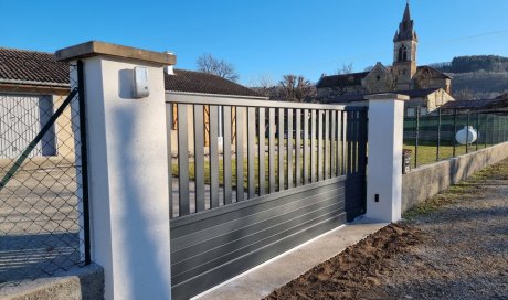 Fourniture et installation d'un portail aluminium CEBEL à Saint-Pierre-de-Bressieux