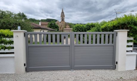 Installation d'un portail aluminium CEBEL 2 battants motorisé à SAINT PIERRE DE BRESSIEUX