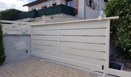 Installation d'un portail et d'une clôture aluminium CEBEL à BOSSIEU