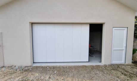 Fourniture et Installation de porte sectionnelle habitat SDA ouveture latérale à LA COTE ST ANDRE 38260
