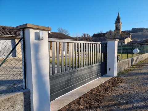 Fourniture et installation d'un portail aluminium CEBEL à Saint-Pierre-de-Bressieux