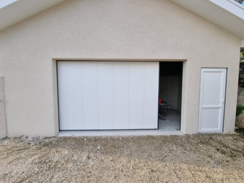 Fourniture et Installation de porte sectionnelle habitat SDA ouveture latérale à LA COTE ST ANDRE 38260