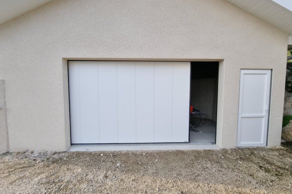Fourniture et Installation de porte sectionnelle habitat SDA ouverture latérale à SAINT ETIENNE DE SAINT GEOIRS 38590