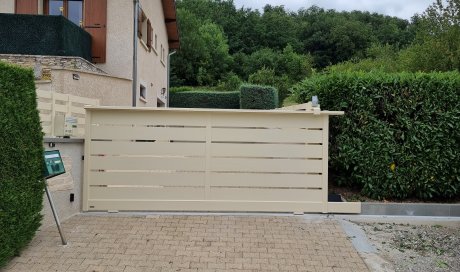 Installation d'un portail et d'une clôture aluminium CEBEL à LA COTE SAINT ANDRE