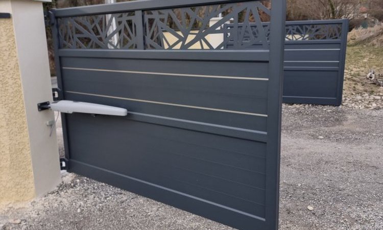 Installation d'un portail 2 battants et d'une clôture aluminium CEBEL sur mesure