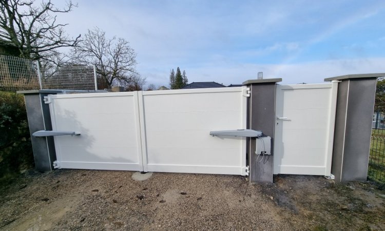 Fourniture et installation d'un portail aluminium CEBEL 2 battants à SAINT ETIENNE DE SAINT GEOIRS