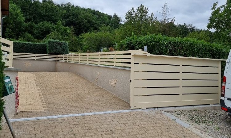 Installation d'un portail et d'une clôture aluminium CEBEL à LA COTE SAINT ANDRE