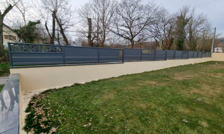 Installation d'un portail 2 battants et d'une clôture aluminium CEBEL sur mesure SAINT JEAN DE BOURNAY 38440