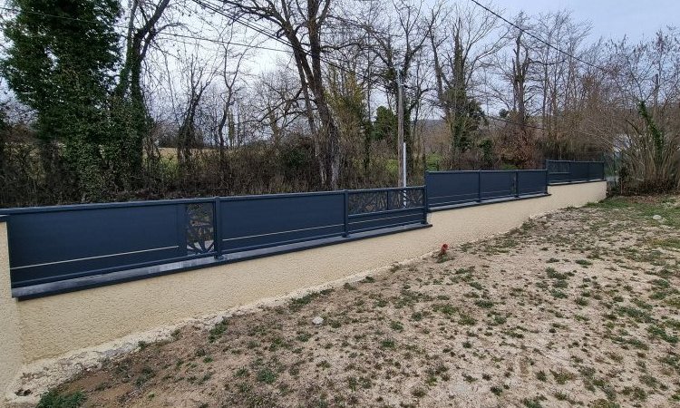 Installation d'un portail 2 battants et d'une clôture aluminium CEBEL sur mesure à SAINT JEAN DE BOURNAY 38440
